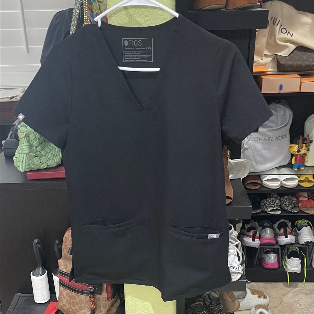 Figs Casma3-pockets Classic Black Scrub Top